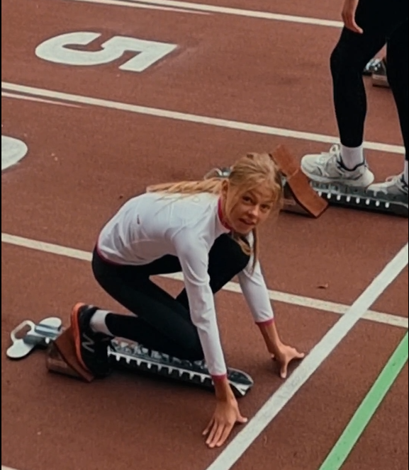 Dziewczyna przygotowuje się do startu.PNG