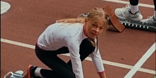Dziewczyna przygotowuje się do startu.PNG
