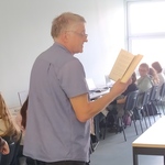 Nauczyciel czyta ksiązkę uczniom.jpg