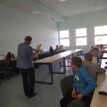 Nauczyciel czyta książkę uczniom w klasie..jpg