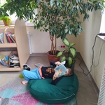 Uczeń czyta książkę leżąc na pufie..jpg