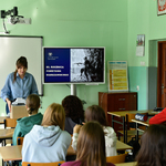 Uczniowie obserwują pokaz prowadzony przez panią z IPN.