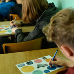 Uczniowie uzupełniają kolorową kartę pracy.