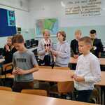 uczniowie  klasy 6a modlą się na różańcach w klasie.jpg