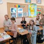 uczniowie  modlą się na różańcach w klasie.jpg