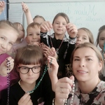 Uczniowie  pokazują różańce.jpg