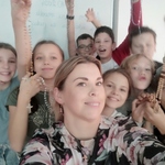 uczniowie klasy 5a pokazują różańce.jpg