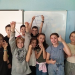 uczniowie klasy 5a pozują z różańcami.jpg