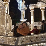 Dwie dziewczyny przytulają sie do siebie wśród iluminacji..jpg
