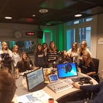 Dziewczyny słuchają pana w studiu radiowym.jpg