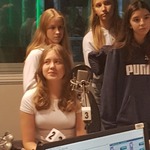 Dziewczyny stoją przed mikrofonami.jpg
