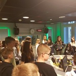 Grupa uczniów w studiu nagrań w radiu..jpg