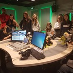 Grupa uczniów w studiu nagrań w radiu.jpg