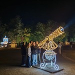 Uczennice stoją przy lunecie iluminacji.jpg