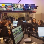 Uczniowie otoczeni sprzętem radiowym.jpg