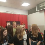 Uczniowie w studiu radiowym.jpg