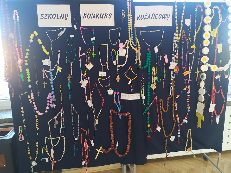 kolorowe różance na granatowej tablicy.jpg