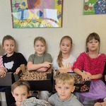Grupa dzieci z workiem orzechów..jpg
