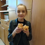 uczennica prezentuje muffinki.jpg