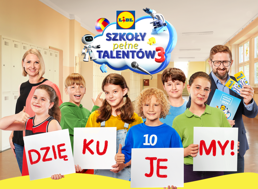 Grupa osób trzyma napis Dziękuję.PNG
