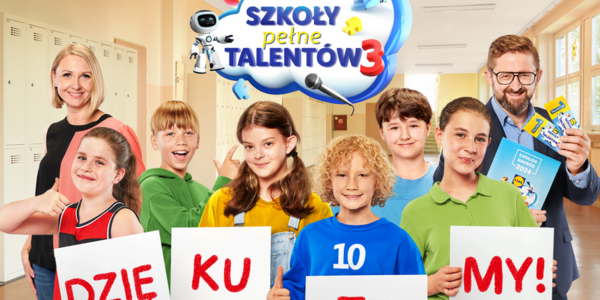Grupa osób trzyma napis Dziękuję.PNG
