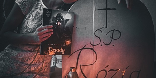 Dziweczyna opiera się o atrapę pomnika.jpeg