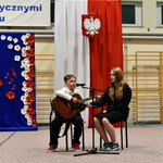 Uczeń gra na gitarze,
