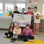 Grupa dzieci trzyma w rękach duzy plakat.jpg