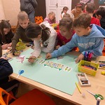 Dzieci rysują makietę miasta.jpg
