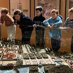 Grupa dzieci stoi przy makiecie miasta Białegostoku..jpg