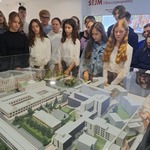 Grupa uczniów stoi przed makietą parlamentu.jpg