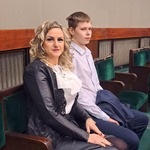 Nauczycielka z uczniem siedzą w zielonych fotelach.jpg