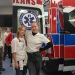 Dwie dziewczyny pozują na tle ambulansu.jpg
