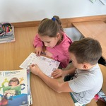 Chłopiec z dziewczynką wypełniają kartkę.jpg