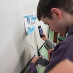 Uczeń skanuje QR code.jpg