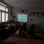 Uczniowie oglądają bajkę w klasie na ekranie..jpg