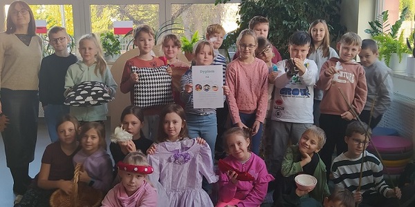 Grupa dzieci ze szkoły  pozuje do zdjęcia..jpg