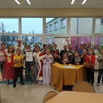 Grupa dzieci ze szkoły przebranych w posatcie bajkowe  pozuje do zdjęcia..jpg