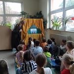 Uczniowie oglądają mały teatrzyk.jpg