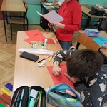 Dwóch uczniów wycina kształty z kartek.jpg