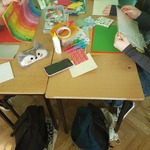 Stół z materiałami papierniczymi.jpg