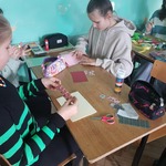 Uczennice wycinają kartki.jpg