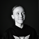 Czarno-biały portret dziewczyny