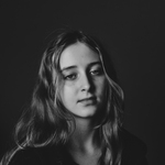 Czarno-biały portret dziewczyny