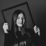 Czarno-biały portret dziewczyny