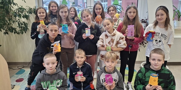 Uczniowie trzymają w rękach lampiony adwentowe..jpg