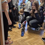 Grupa dzieci bawi się butami..jpg