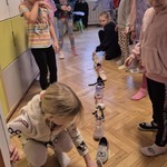 Grupa dzieci bawi się butami.jpg