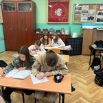 Grupa uczniów w pisze listy w klasie.jpg