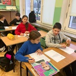 Uczniowie piszą w ławkach..jpg